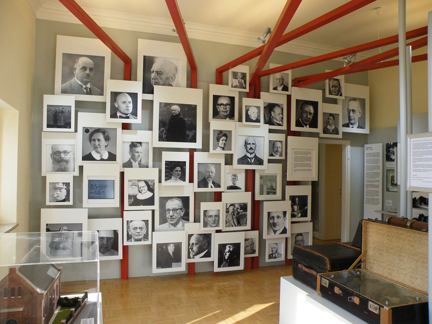 Wichtige Persönlichkeiten aus der Geschichte Leverkusens werden in einer Collage gezeigt.