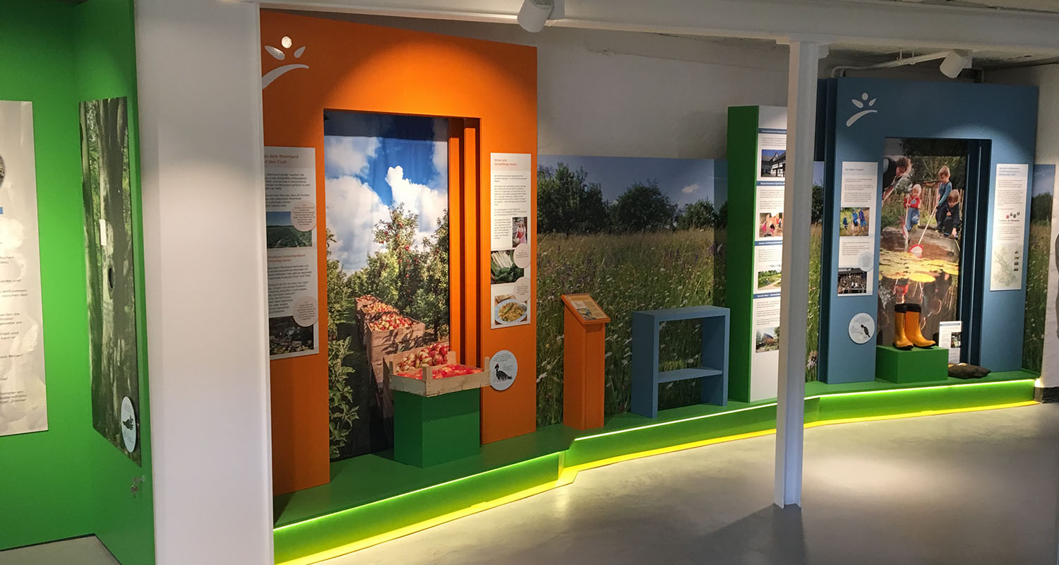 Naturpark-Tore in unterschiedlichen Farben zeigen die verschiedenen Themen der Ausstellung
