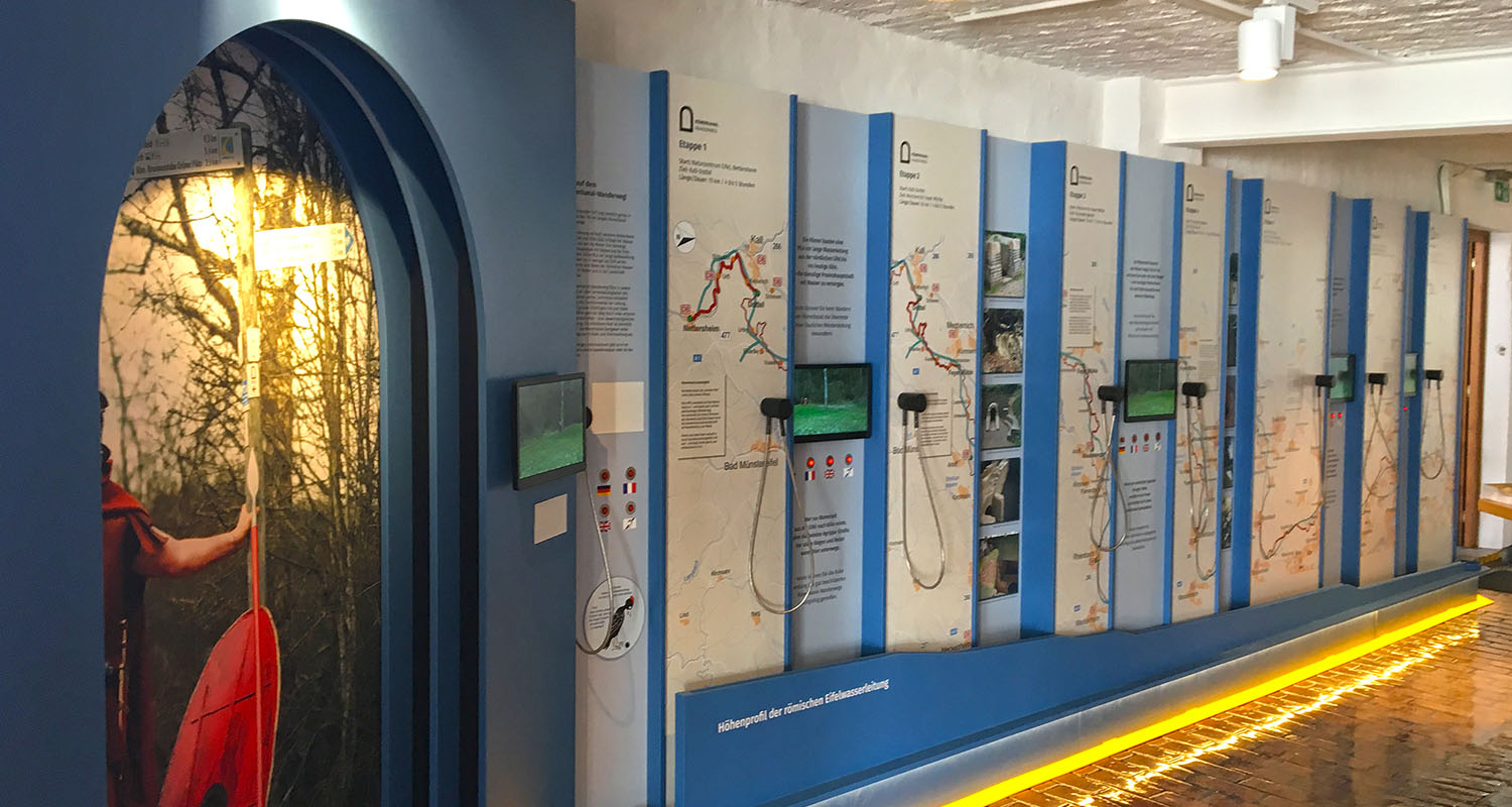 Der Wanderweg mit Informationstafeln, Monitoren und einer Murmelbahn, die das  Höhenprofil des Kanals wiedergibt